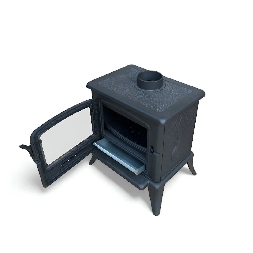 Čuguna krāsns ar atvērtām durtiņām un pelnu pannu.