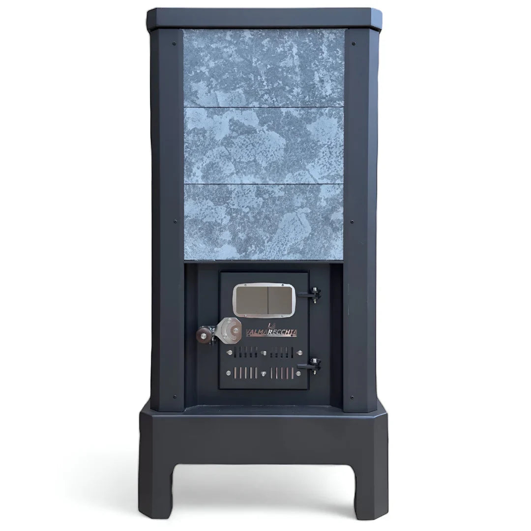 Ziepjakmens siltuma akumulācijas krāsns ar metāla rāmi un kurtuves durvīm priekšpusē.