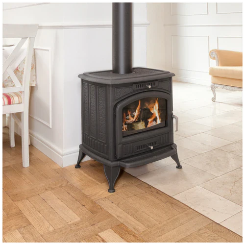 Čuguna krāsns ar stikla durvīm un dūmvadu, uzstādīta dzīvojamā telpā ar parketa grīdu, nodrošina vienmērīgu un ilgstošu siltumu mājokļa apsildei.